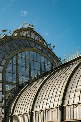 Photography Glas und Metall beherrschen die imposante Jugendstilfassade des Palmenhaus im