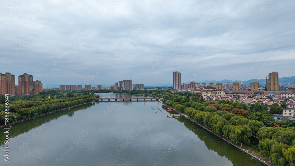 Obraz premium China Linqu urban architecture and river landscape