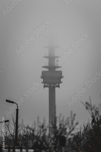 Funkturm in Leipzig bei Nebel