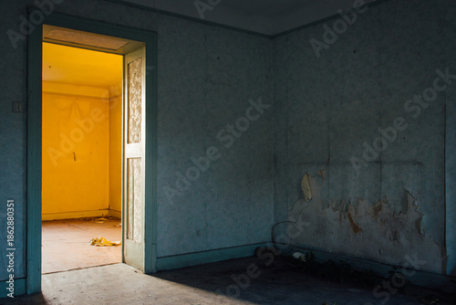Maison abandonnée. Lumière chaude et pièce froide dans une maison vide. Entrée d'une salle ouverte. Ancienne résidence. Vieille maison vide. intérieur sale