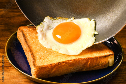 トーストに目玉焼きをのせる