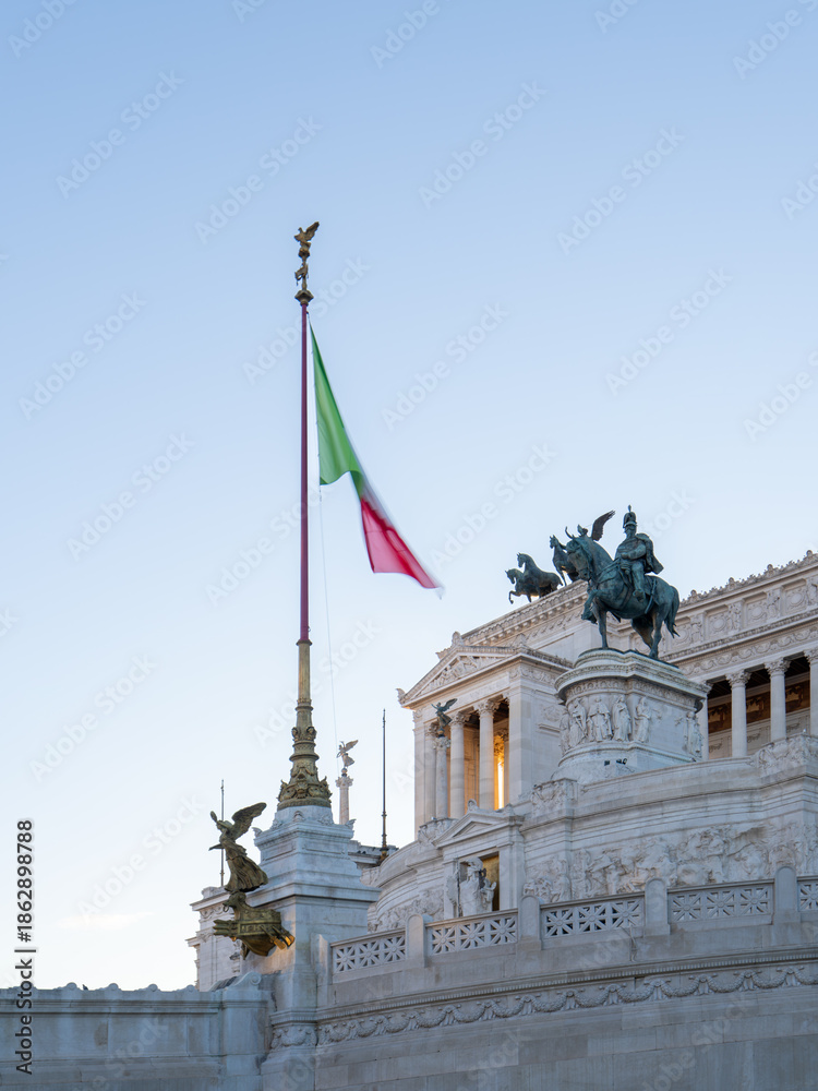 Obraz premium Italian flag flying at Vittoriano monument in Rome