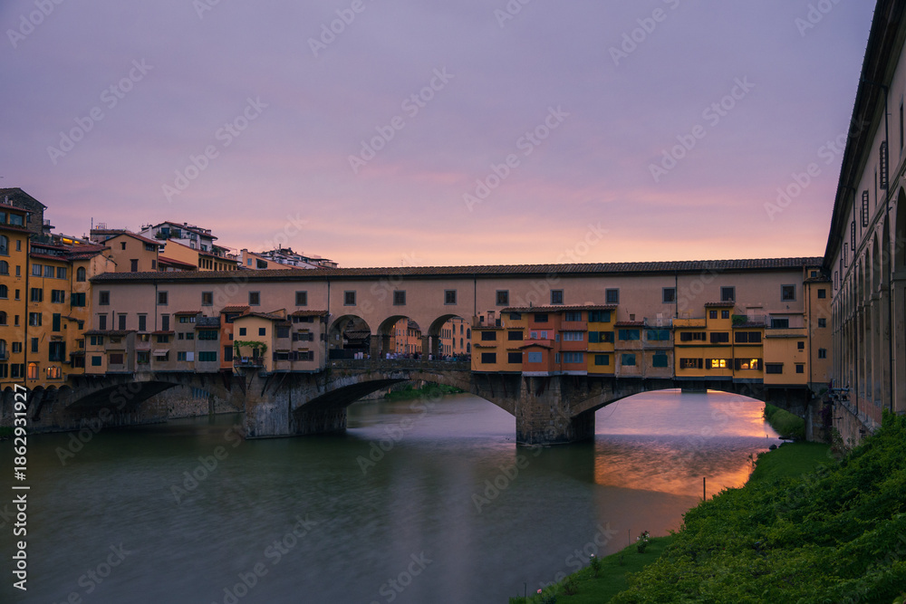 Fototapeta premium Panoramic view at sunset of the medieval bridge in Florence, Italy.