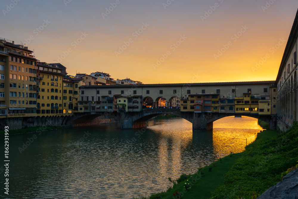 Obraz premium Panoramic view at sunset of the medieval bridge in Florence, Italy.