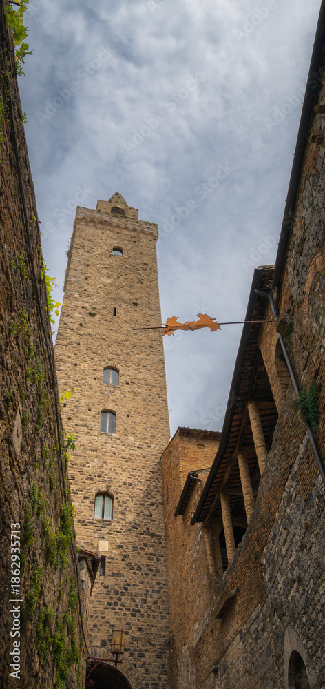 Obraz premium San Gimignano is a small walled town of medieval origin, situated on the hills of Tuscany, Italy.