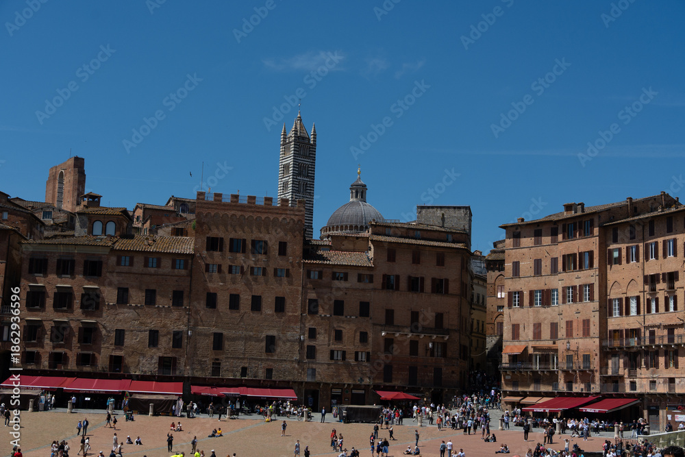 Naklejka premium View of the streets of Siena, with its typical Tuscan architecture. Siena, Italy.