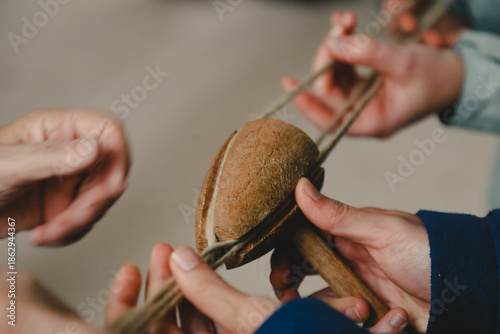 Obraz na plátne hands of a ropemaker