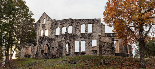 Fotografi Burned stone ruins of buildings at Ha Ha Tonka State Park in Camdenton, Missouri