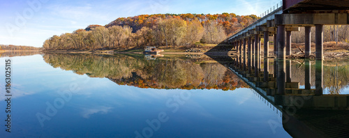 Obraz na płótnie Scenic Autumn view of the Gasconade River railroad bridge at the riverfront park