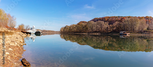 Fotografie Scenic Autumn view of the Gasconade River at the riverfront park in Gasconade, M