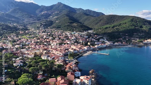 Marciana Marina, il porto e il borgo marinaro dell'isola d'Elba, Livorno, Toscana, Italia.
Meta turistica di vacanzieri della costa dell'Isola d'Elba.
