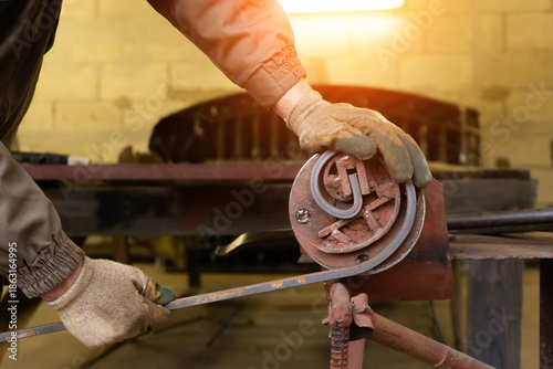 Εκτύπωση καμβά Forging and bending metal close-up