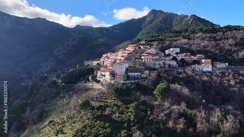 il borgo medievale di Marciana, Isola d'Elba, Livorno, Toscana, Italia.
Meta turistica di italiani e stranieri sull'Isola d'Elba.
