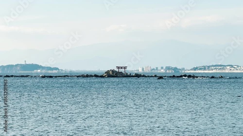 菜島の鳥居と遠くに見える江ノ島の風景