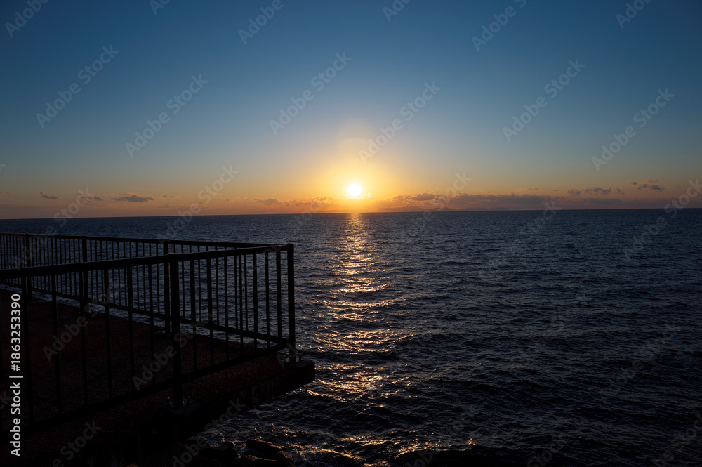 Fototapeta premium 薩摩半島から望む海に沈む夕日