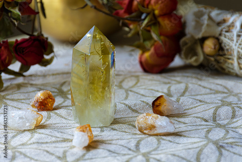 Foto A close up image of large citrine crystal on a grid cloth using sacred geometry to invoke a self healing process