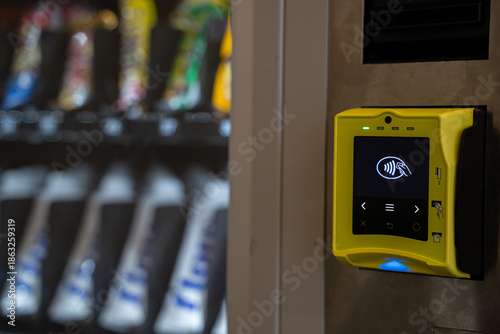 Bilde på lerret Close up of contactless payment terminal on vending machine.