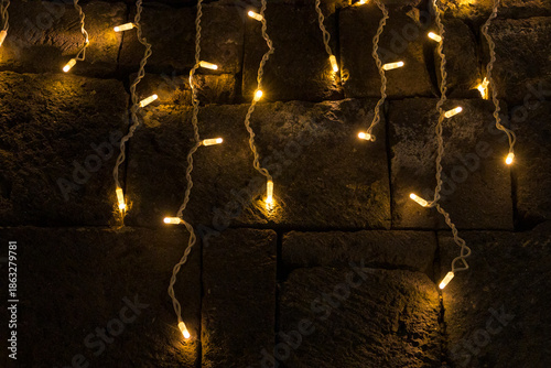 Luces de decoración navideña en una pared en la isla de Gran Canaria, España