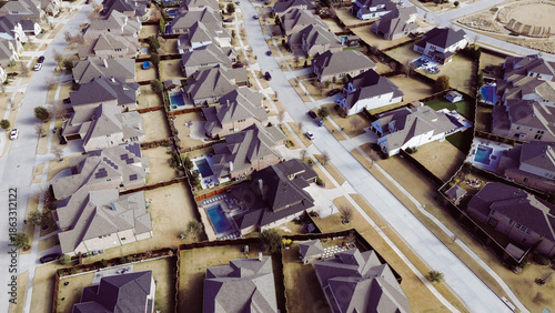 Foto Row of large suburban houses at compact Prosper, Texas neighborhood with uniform