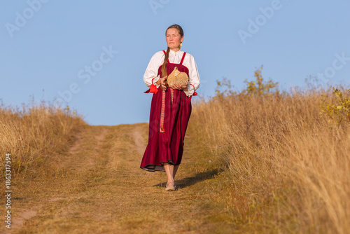 Bild auf Leinwand woman in Russian national dress.