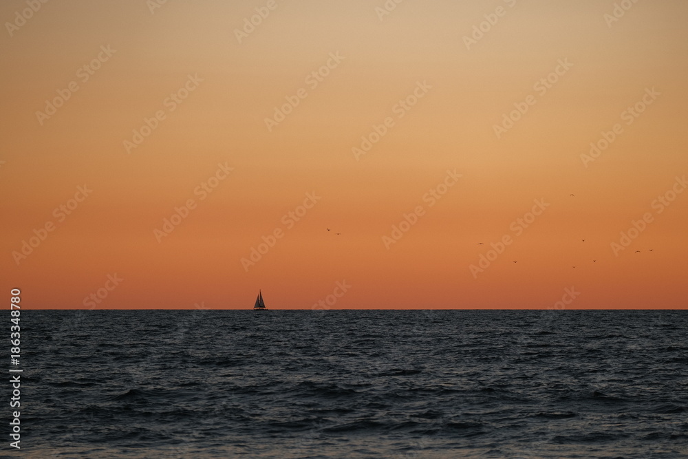 Naklejka premium minimal ocean horizon at warm sunset