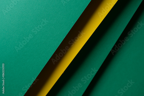 重なる緑色と黄色の画用紙	