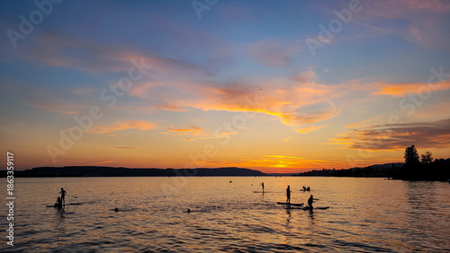 Fotografie View of the silhouettes of some people on Stand Up Paddle Board