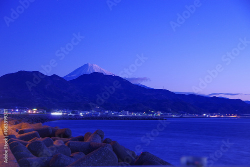 明け方の富士山と相模湾