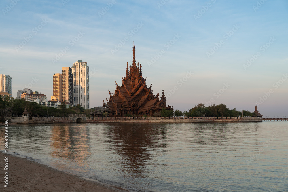 Naklejka premium Morning view of the Sanctuary of Truth wooden temple in Pattaya, Thailand 