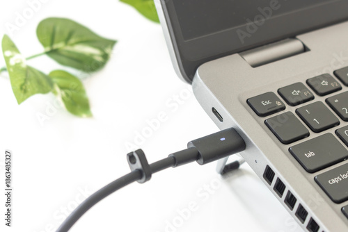 ノートパソコンを充電しているイメージ（USB-C）