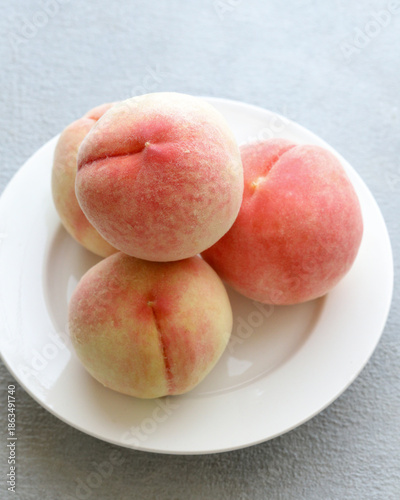 皿に盛った白桃
