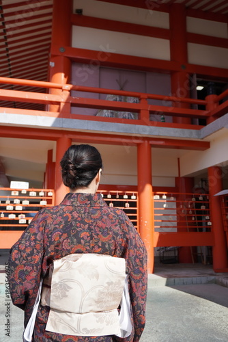 神社にいる着物女性