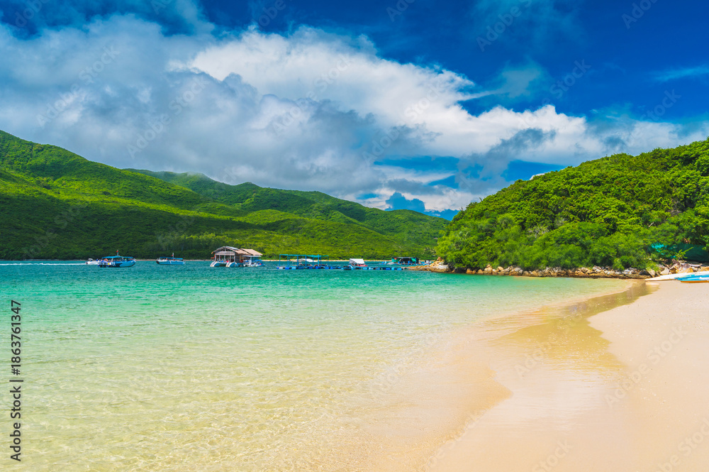Obraz premium beautiful landscape with white sandy beach in a blue lagoon of the sea on a tropical paradise island in Asian resort in summer