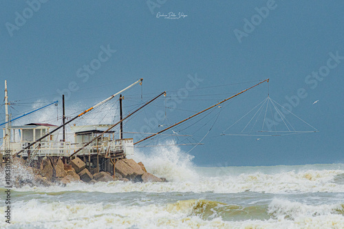 saliscendi con mare in tempesta
