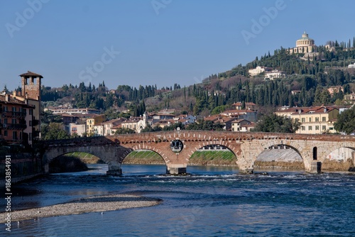 Camminare e fotografare le bellezze di Verona in Italia  nelle sue parti più affascinanti
