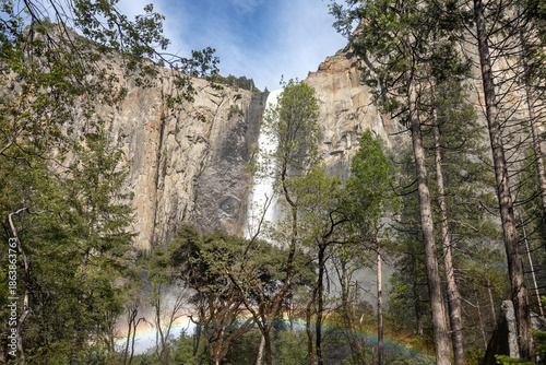 Valokuva Rainbow at Bridalveil Falls in spring at Yosemite National Park