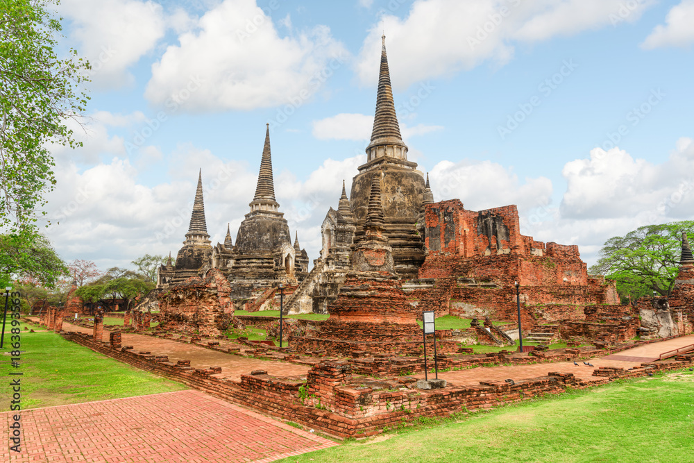 Fototapeta premium Awesome stupas (Chedis) of Wat Phra Si Sanphet in Ayutthaya