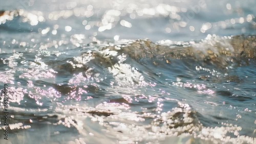 海面のキラキラとした光の反射を捉えたボケ感のある動画