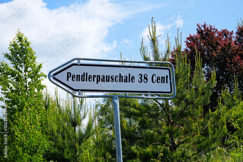 Schild mit der Aufschrift Pendlerpauschale 38 Cent, da diese 2026 in Deutschland erhöht wurde	