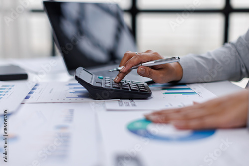 Foto Business woman analysis summary graph reports of business operating expenses and work data about the company's financial statements
