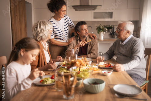 Canvastavla Family Meal At Home Generations Gather For A Warm Dinner Together