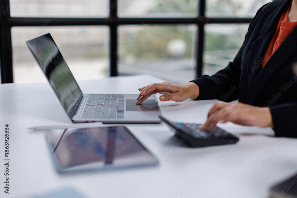 Ταπετσαρία Calculator, Business woman of professional calculator business estimate the company budget, using calculator in the office room