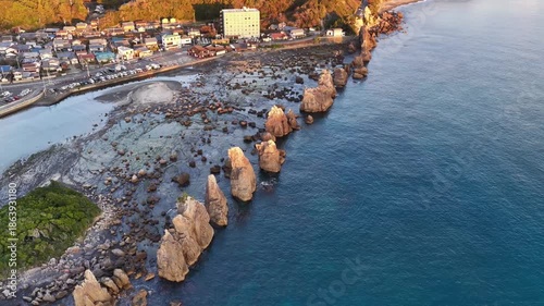 朝の橋杭岩を円を描くように捉えたドローン空撮