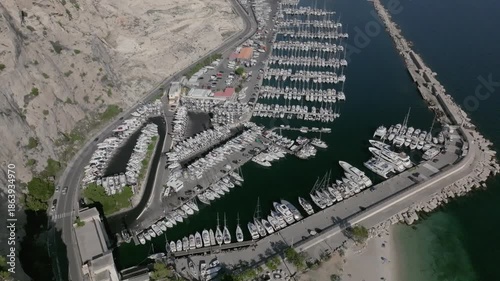 Vue aérienne de bateaux à quai à Marseille, port de L'estaque, sud de la france