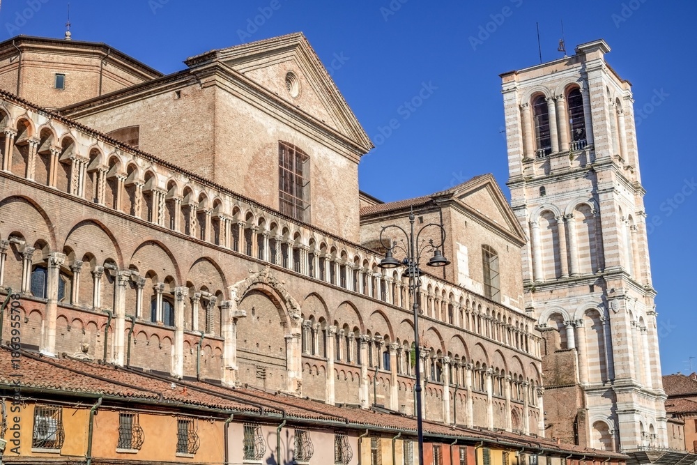 Fototapeta premium ferrara, italien - südseite der basilica cattedrale di san giorgio mit campanile