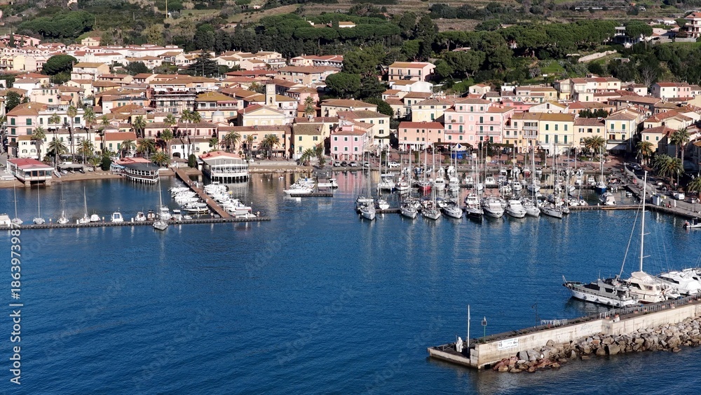 Fototapeta premium Porto Azzurro, la Marina (Elba, Arcipelago Toscano, Italia). Il romantico porto dell'Isola d'Elba in Toscana.