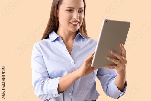 Beautiful businesswoman wor...