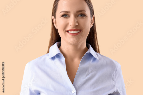 Beautiful businesswoman smi...
