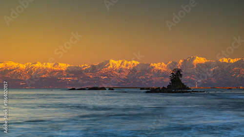 夕焼けの雨晴海岸　立山連峰と女岩　冬の富山　絶景