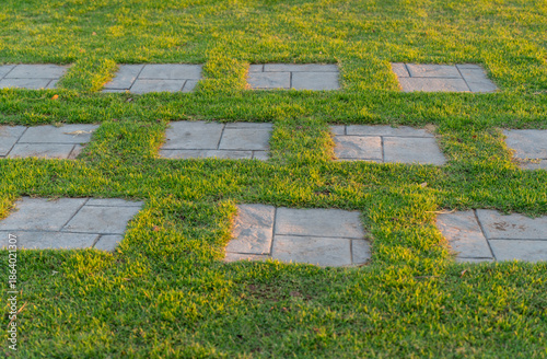 Foto The square stepping stones are arranged in the green grass.